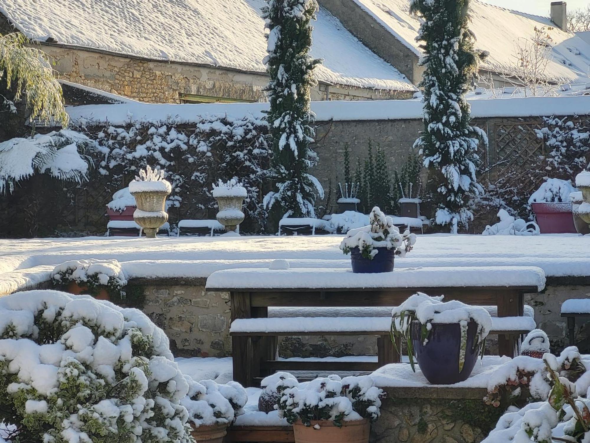 Les Glycines Ury Exterior foto